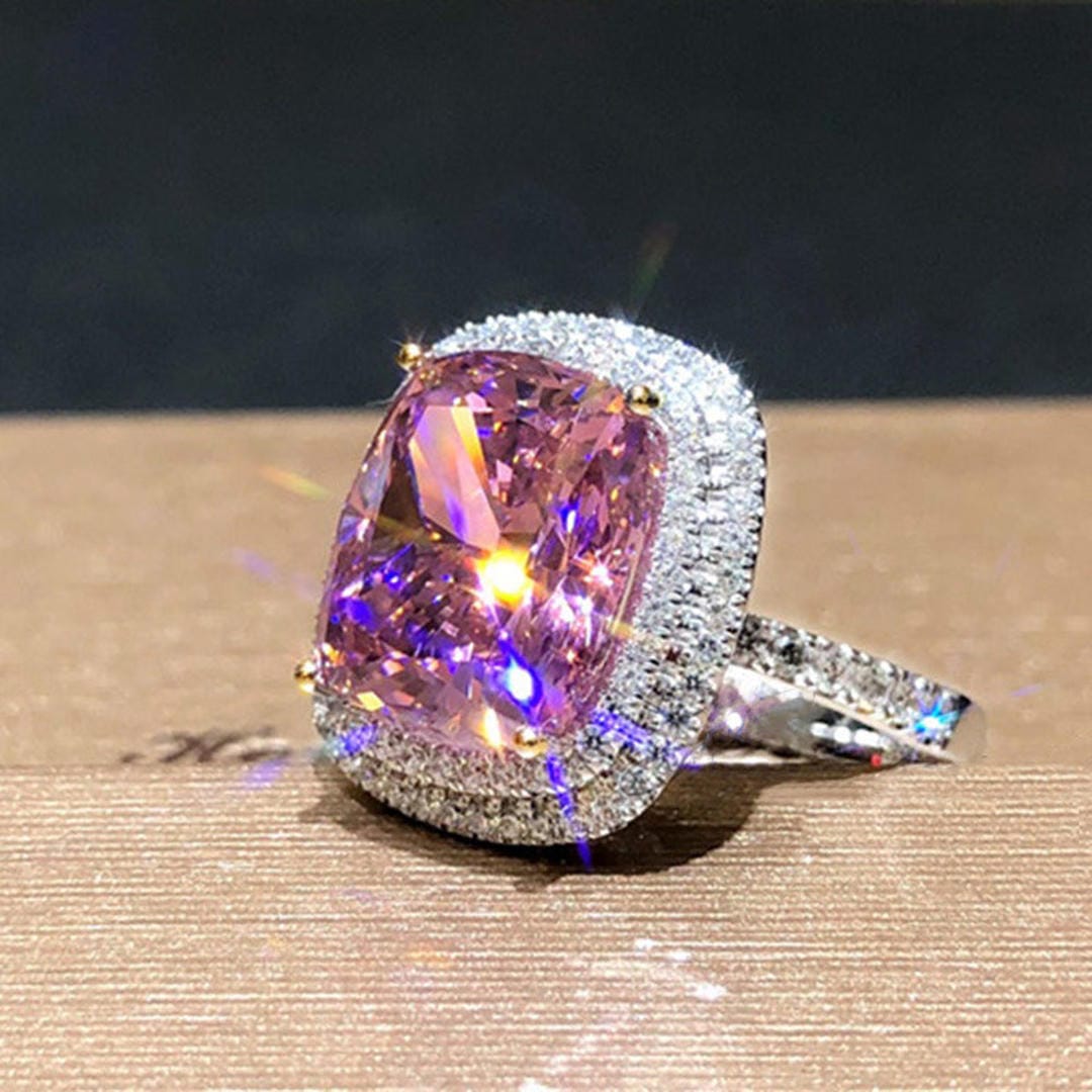 Anillo de cóctel llamativo con halo en talla cojín