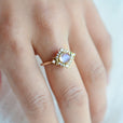 Anillo bohemio de piedra luna con sol apilable – imagen 3