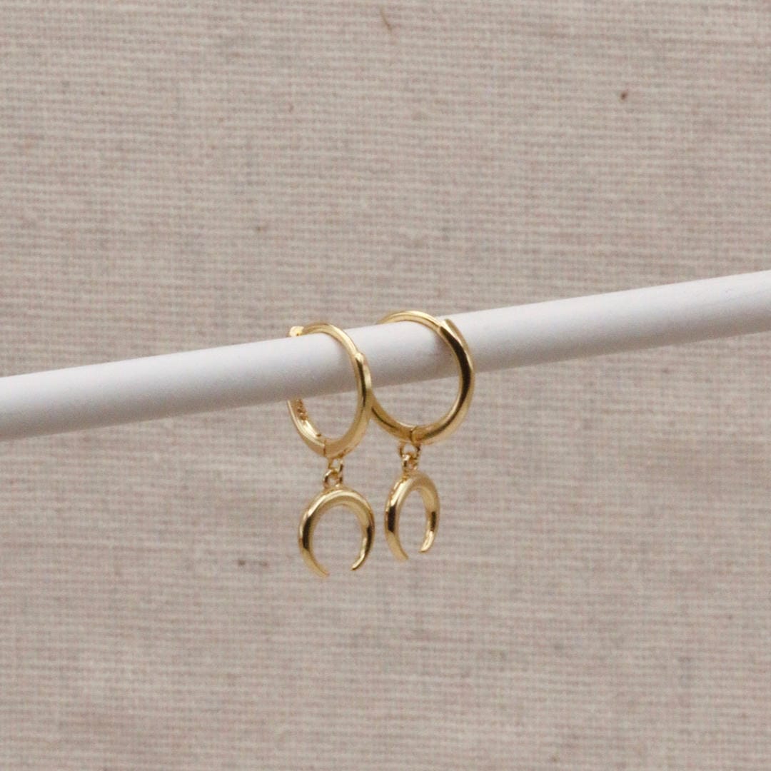 Aros de cuerno dorado en forma de media luna – imagen 2