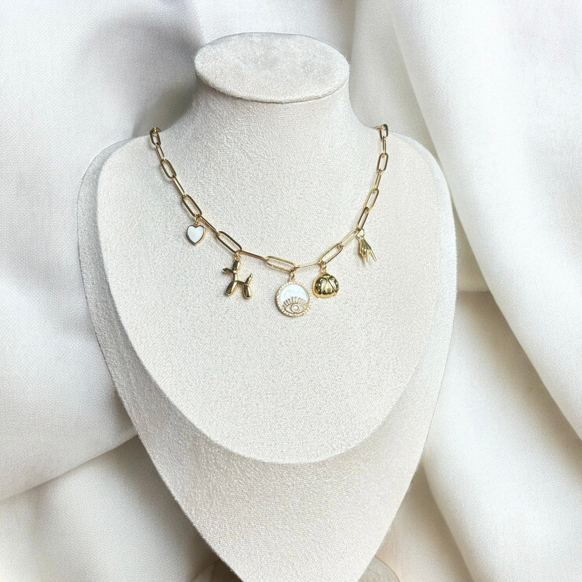 Collar con Dije Bella (hecho a mano y edición limitada) — Carmen, Lucía & Rocío