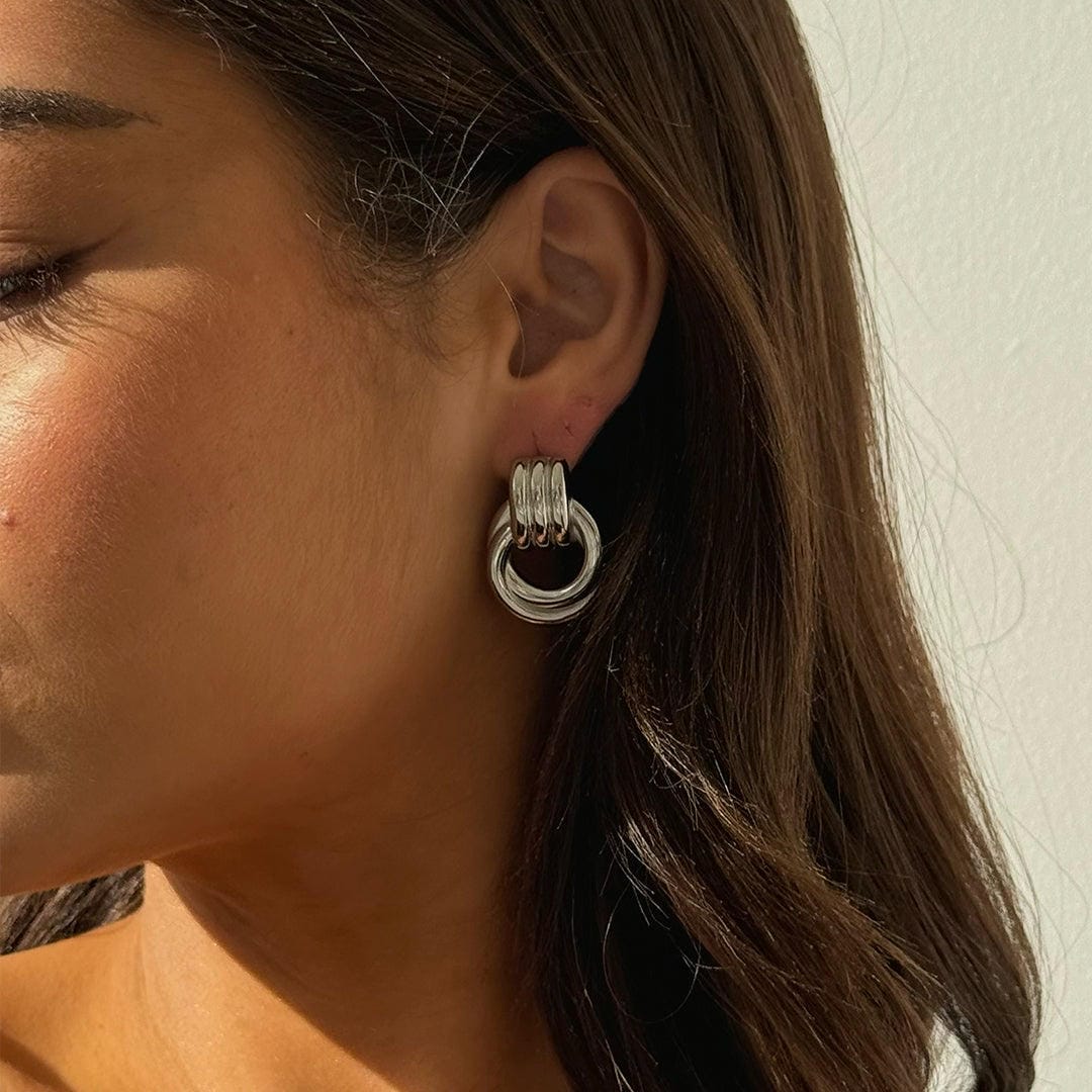 Elegantes pendientes plateados de nudo entrelazado – imagen 3