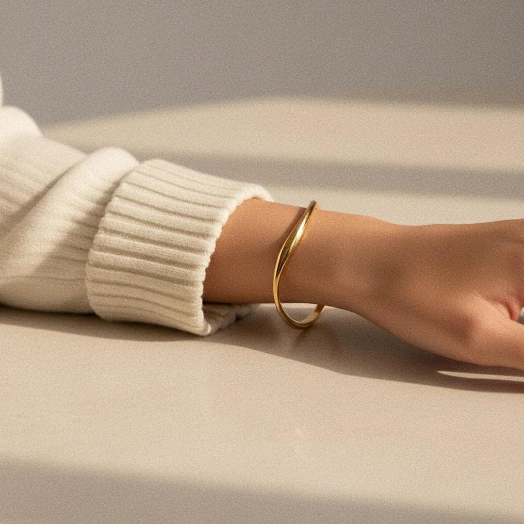 Brazalete espiral de lujo atemporal en dorado – imagen 6