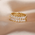 Anillo de lujo con hoja y cristal blanco