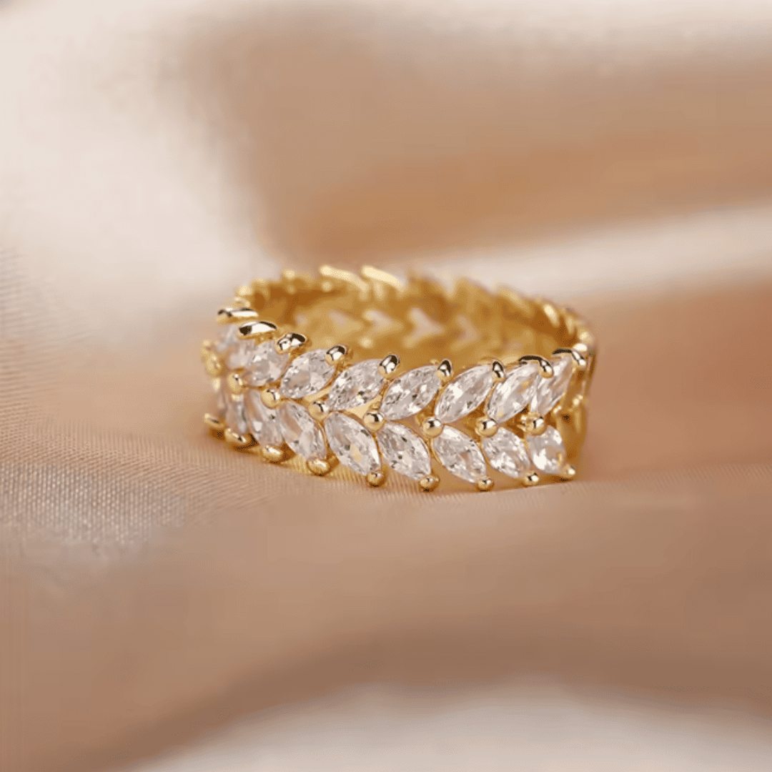 Anillo de lujo con hoja y cristal blanco