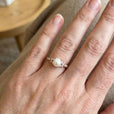 Anillo de promesa con perla y detalles de flor – imagen 2