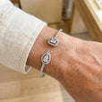 Pulsera rígida abierta de oro con dos piedras – imagen 2