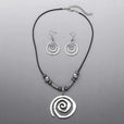 Set de collar y pendientes de plata con diseño de espiral – imagen 2