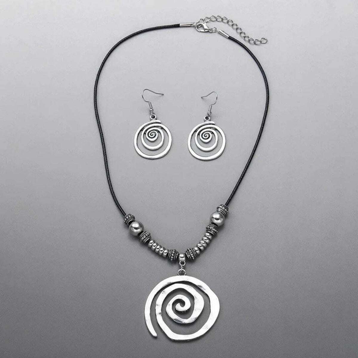 Set de collar y pendientes de plata con diseño de espiral – imagen 2