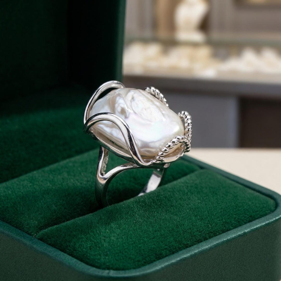 Anillo de perla barroca con halo lunar