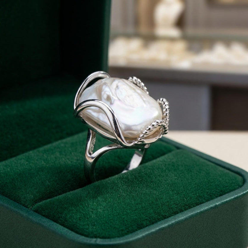 Anillo de perla barroca con halo lunar