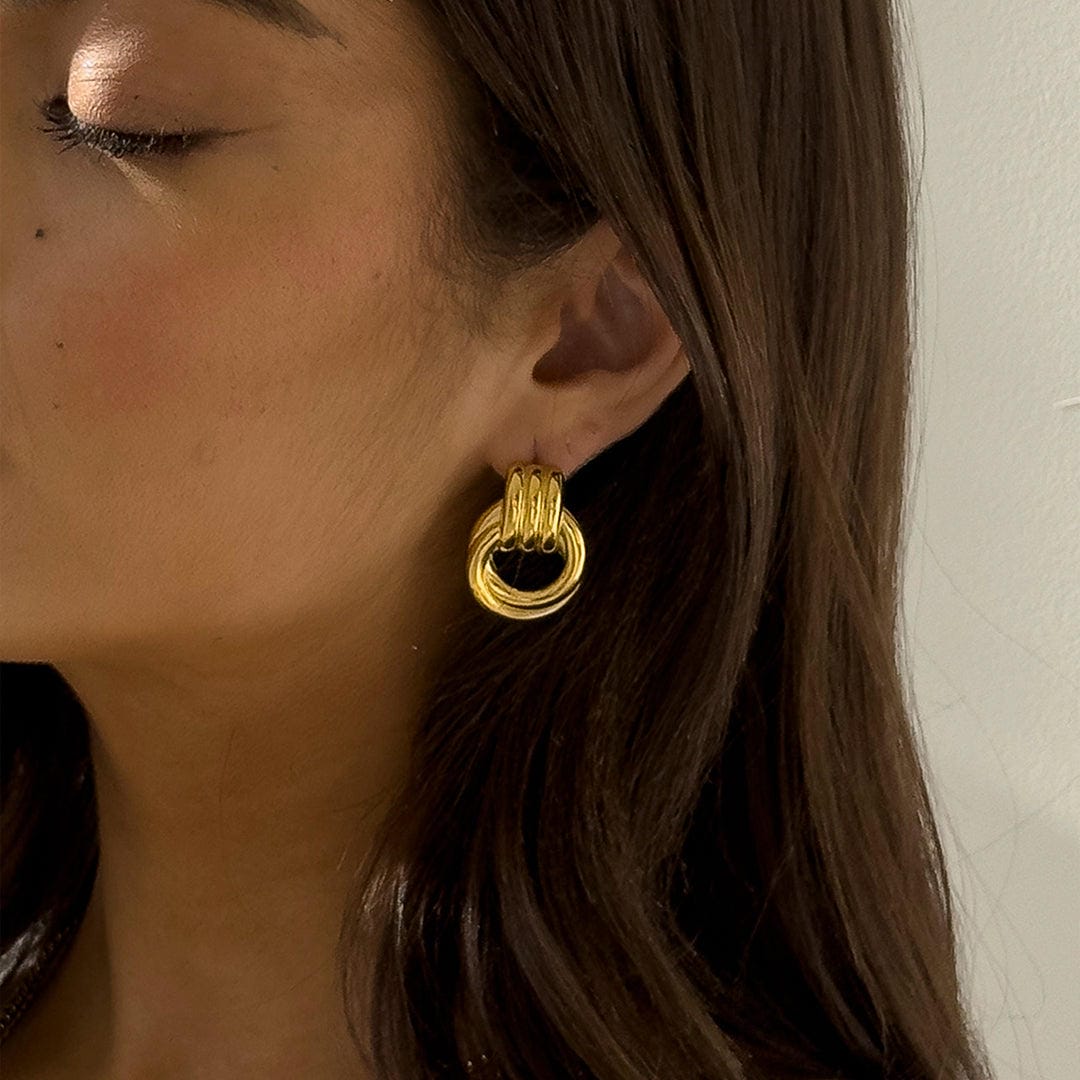 Pendientes elegantes de nudo dorado con eslabones – imagen 3