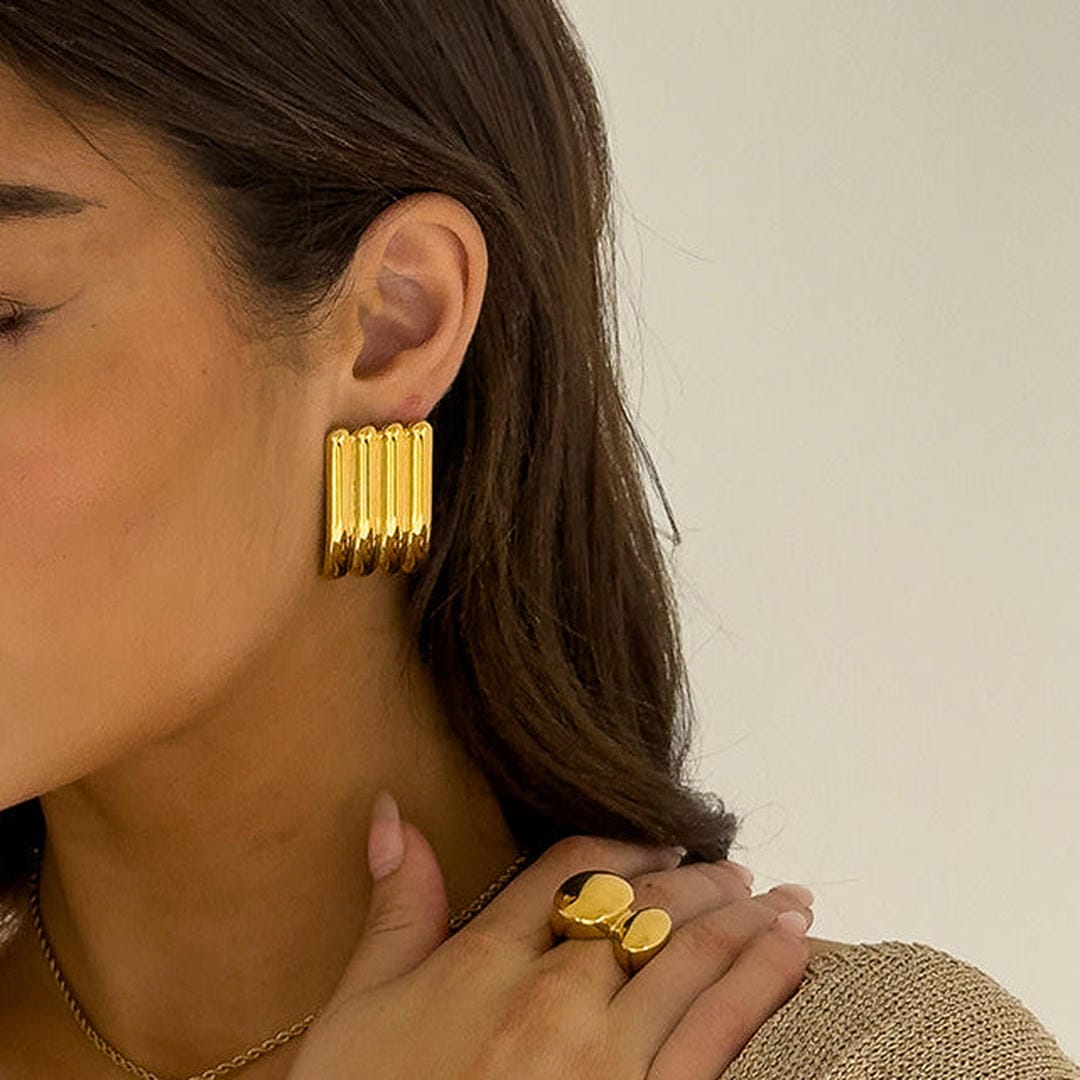 Pendientes largos dorados acanalados y artísticos – imagen 3