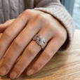 Anillo de circonita en cruz ondulada – imagen 2