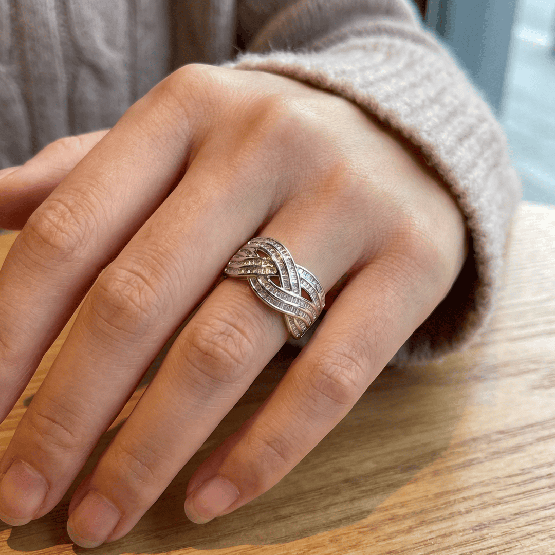 Anillo de circonita en cruz ondulada – imagen 2
