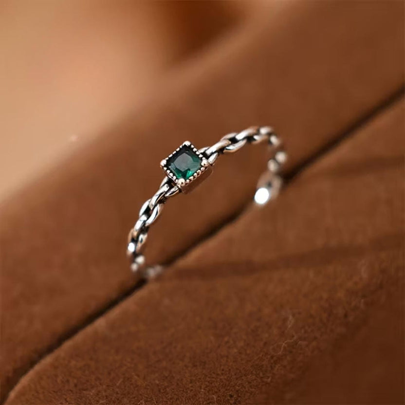 Anillo de cadena con piedra esmeralda