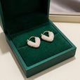 Pendientes huggie con corazón de abalorios – imagen 2