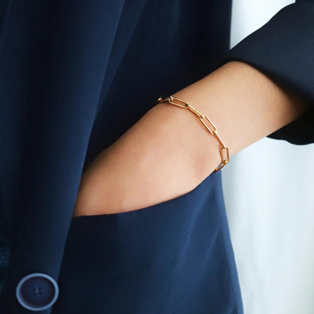Pulsera dorada elegante de eslabón tipo clip – imagen 4