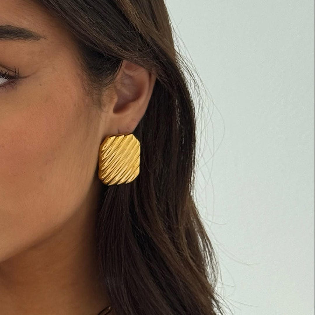 Pendientes escultóricos dorados Dazzling Camilla – imagen 3