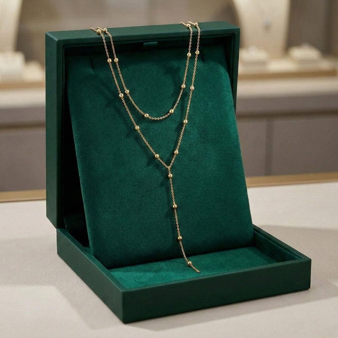 Collar largo de doble capa con borlas y cuentas doradas – imagen 4