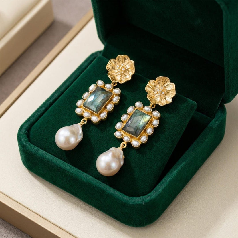 Pendientes llamativos de perla con halo floral