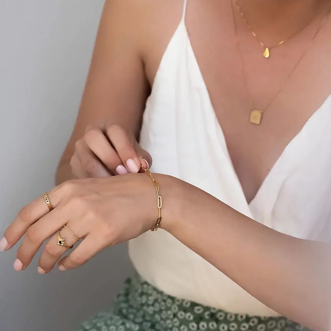 Pulsera dorada elegante de eslabón tipo clip – imagen 5