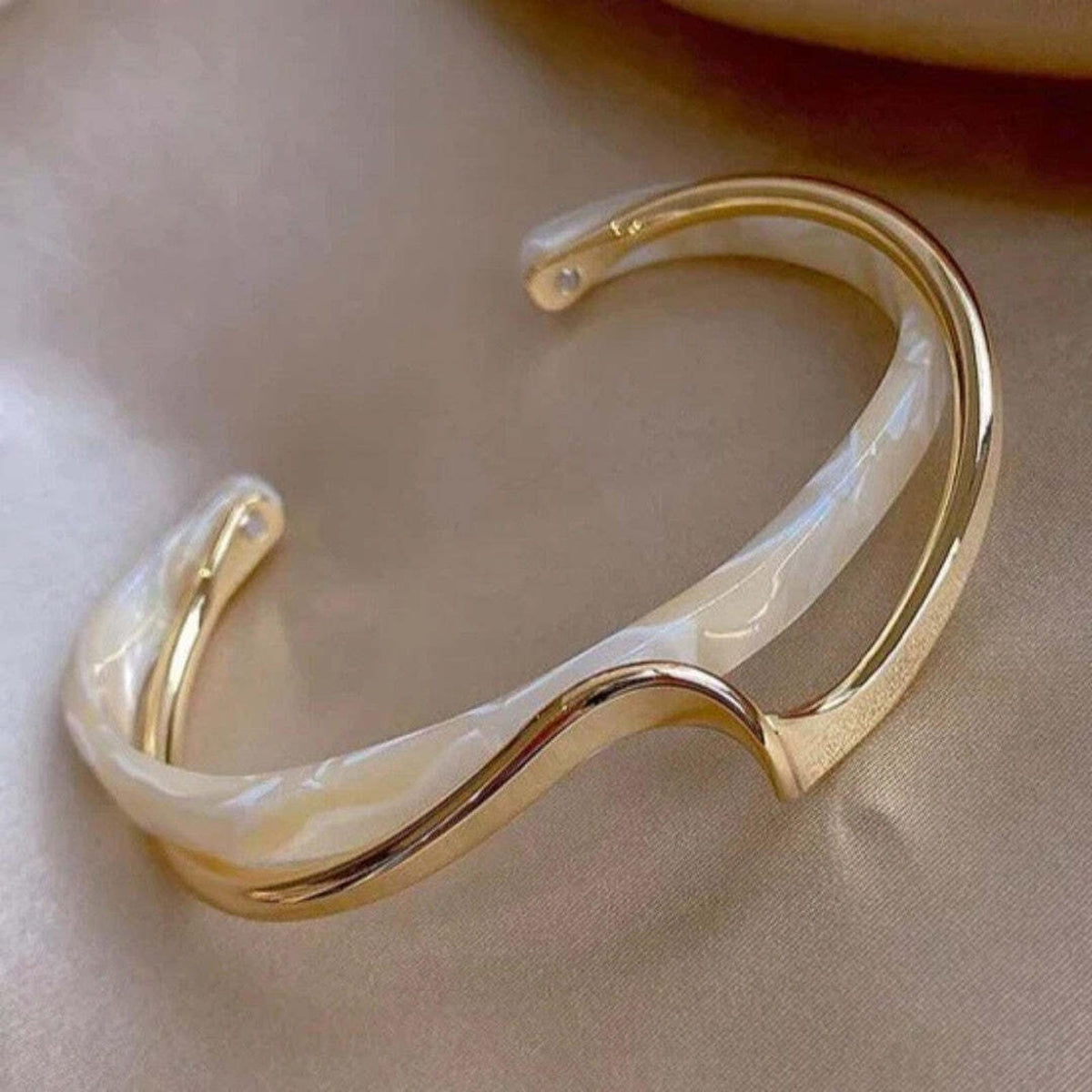 Brazalete de oro con ópalo de brillo suave
