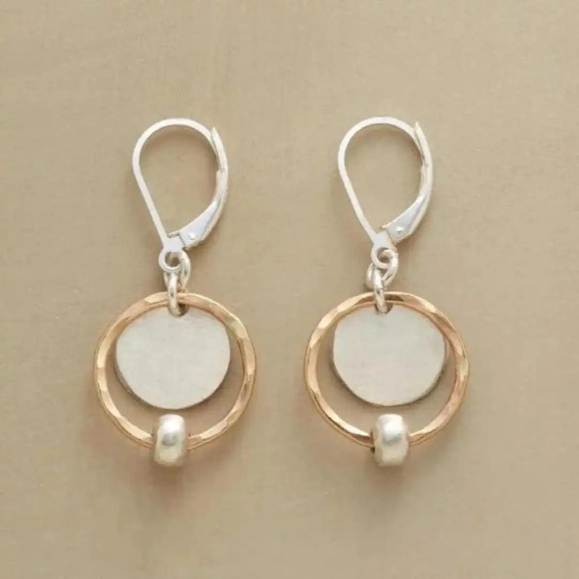 Pendientes elegantes de perla en oro y plata