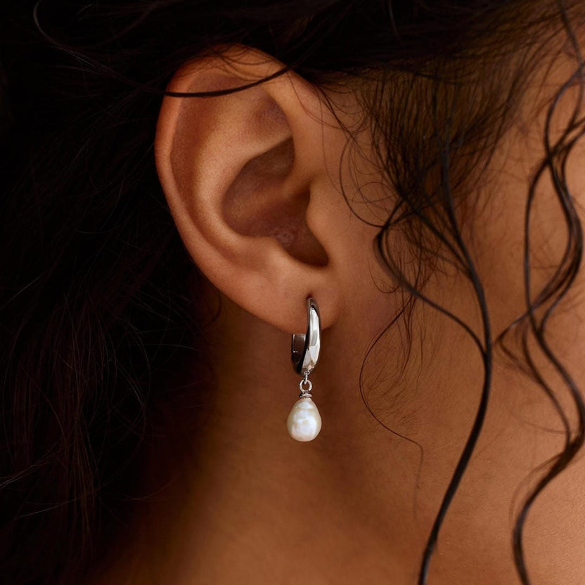 Pendientes clásicos de aro con perla colgante