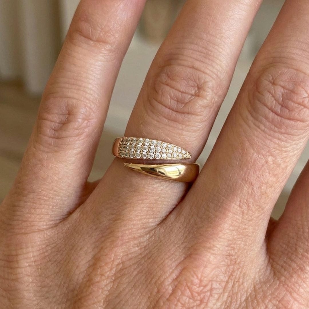 Anillo envolvente cruzado elegante