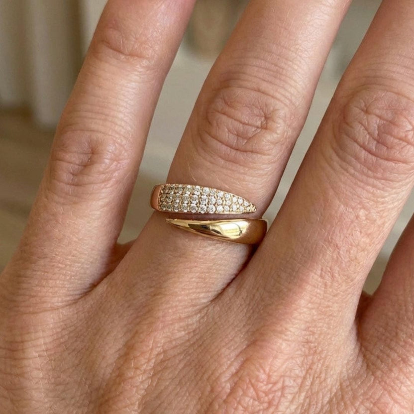 Anillo envolvente cruzado elegante