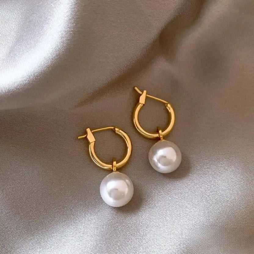 Pendientes elegantes con perlas blancas y dorado