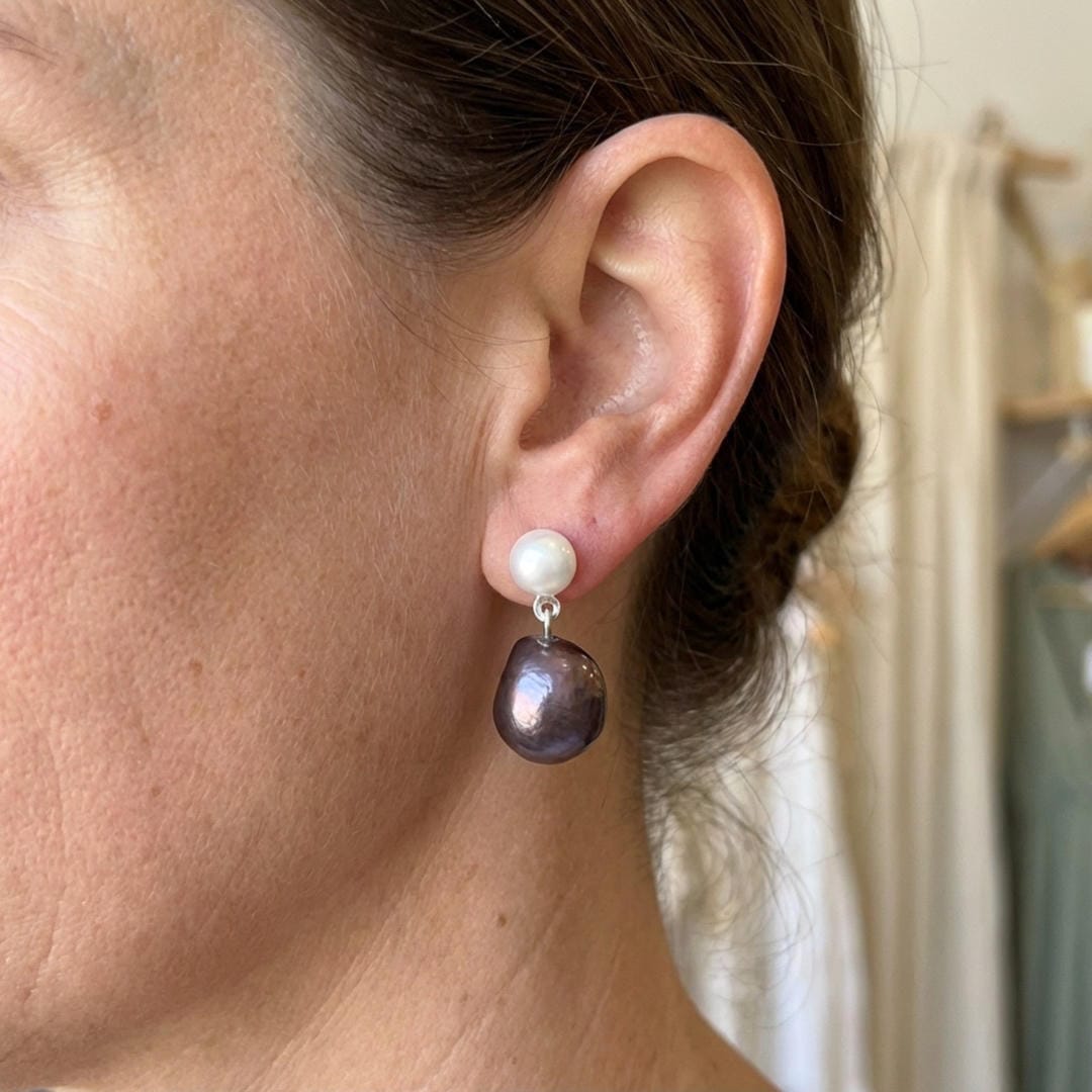 Pendientes colgantes de perla barroca Midnight – imagen 2
