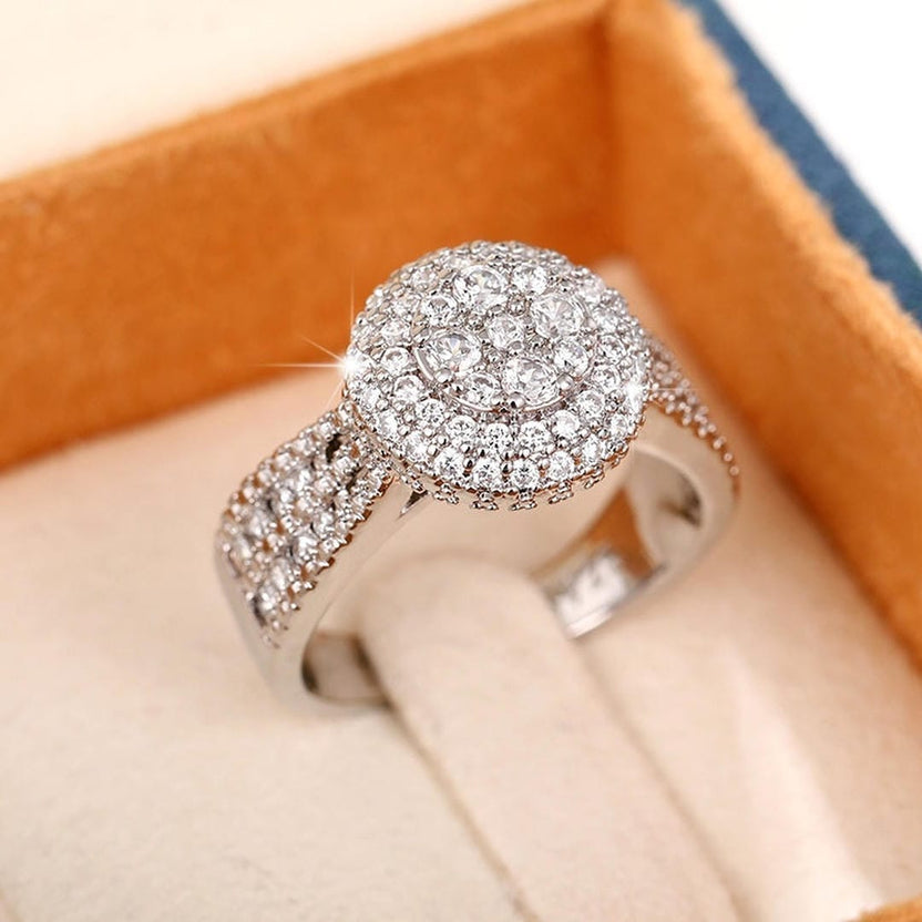 Anillo halo redondo con cristales pavé