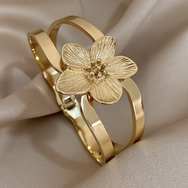 Pulsera rígida Luxe con flor – imagen 2