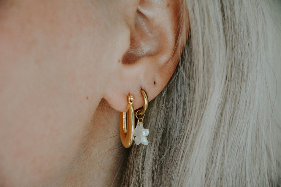 Pendientes clásicos Flor de Concha Blanca — Carmen, Lucía & Rocío