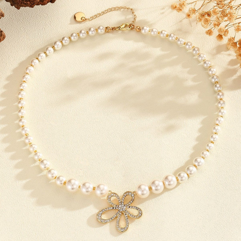 Collar floral de perlas con dije