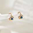 Pendientes huggie de pata con zafiro
