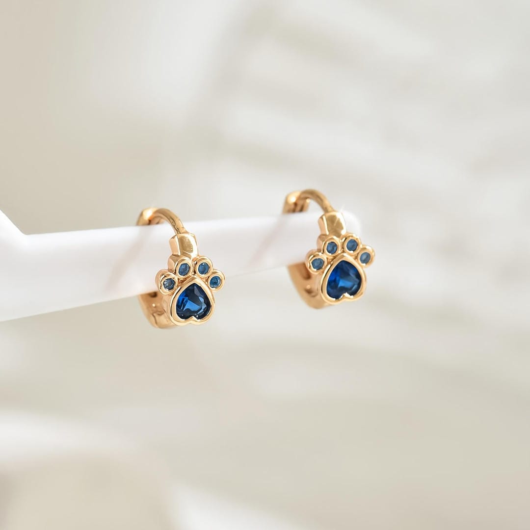 Pendientes huggie de pata con zafiro