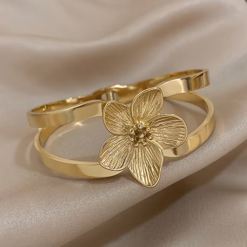 Pulsera rígida Luxe con flor