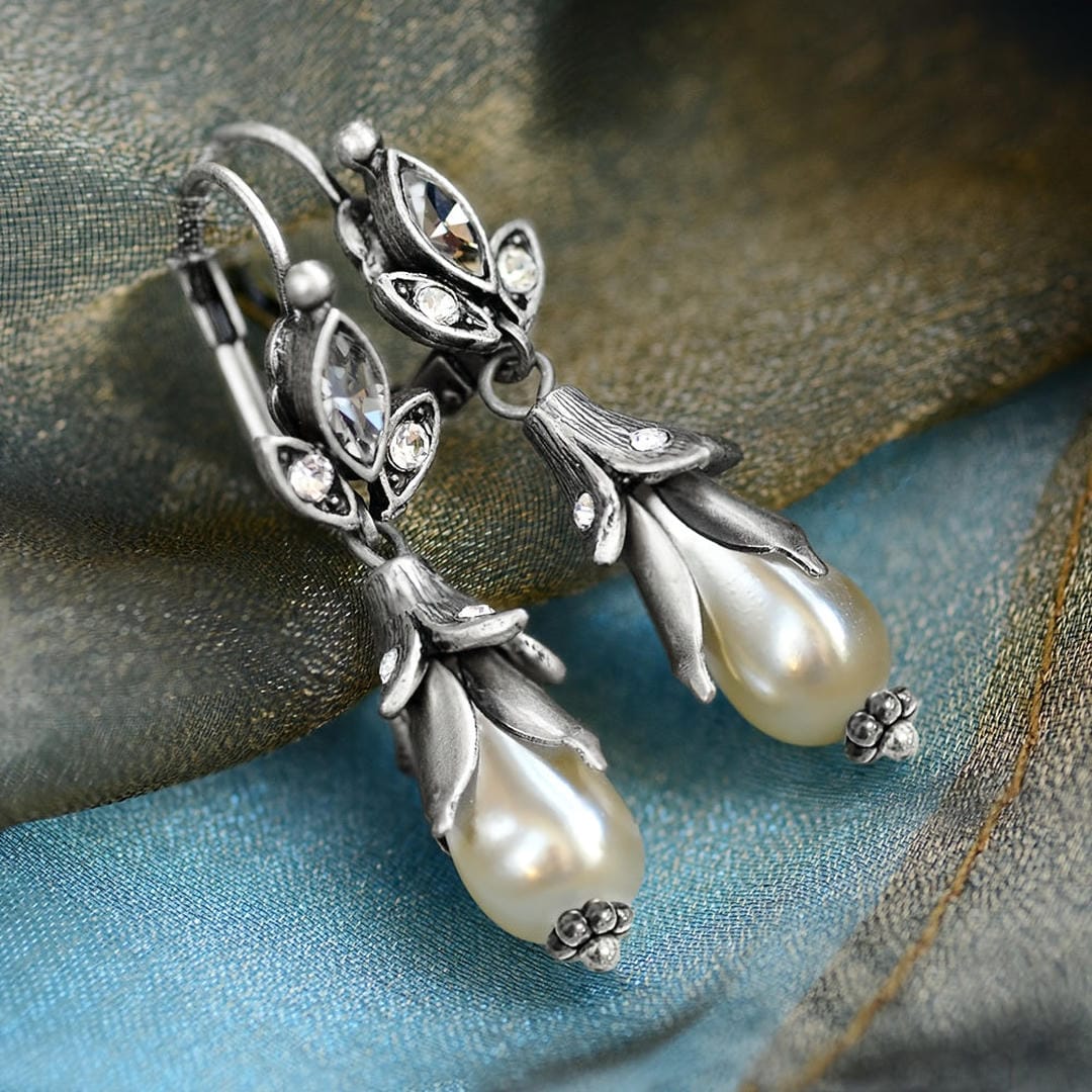 Pendientes de plata con flor de lirio y perla