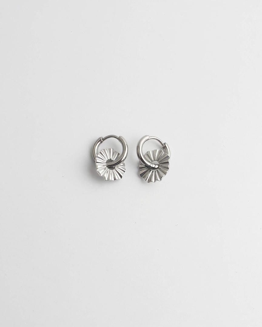 Pendientes aro festoneados en tono suave – imagen 6