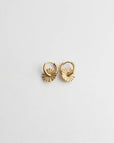 Pendientes aro festoneados en tono suave – imagen 3