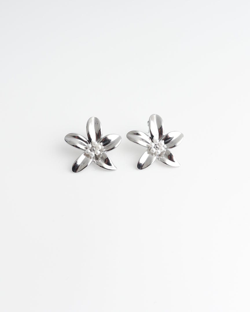 Pendientes de botón con flor de perla en tono suave – imagen 2