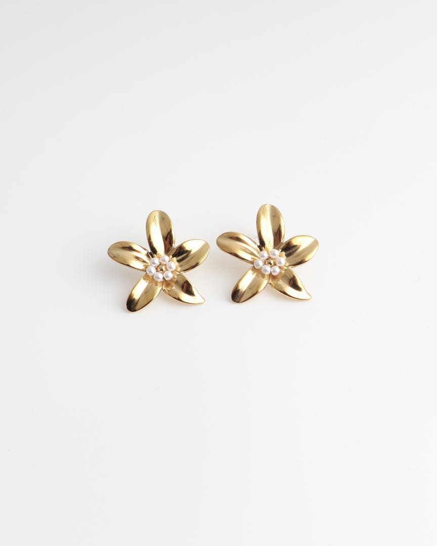 Pendientes de botón con flor de perla en tono suave