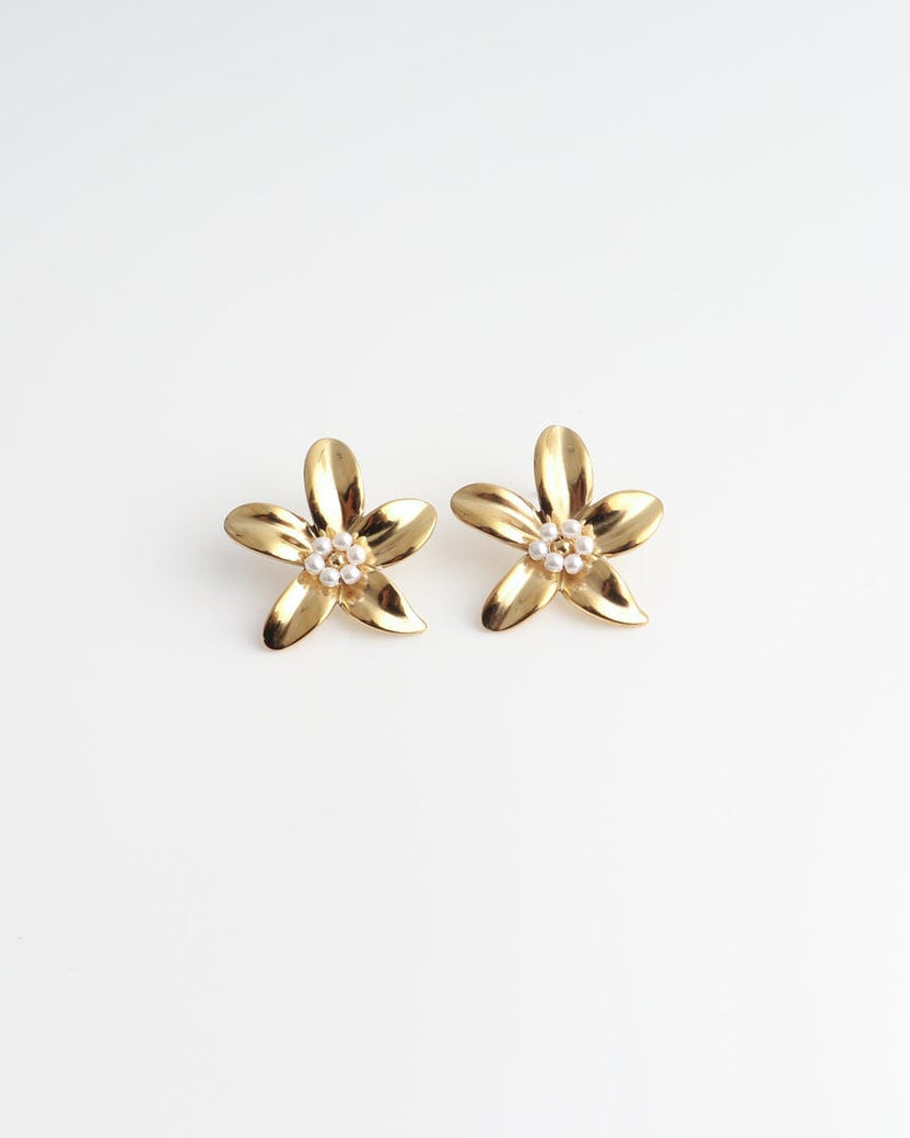Pendientes de botón con flor de perla en tono suave