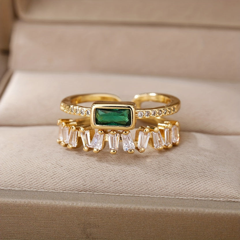 Anillo llamativo de esmeralda entrelazado