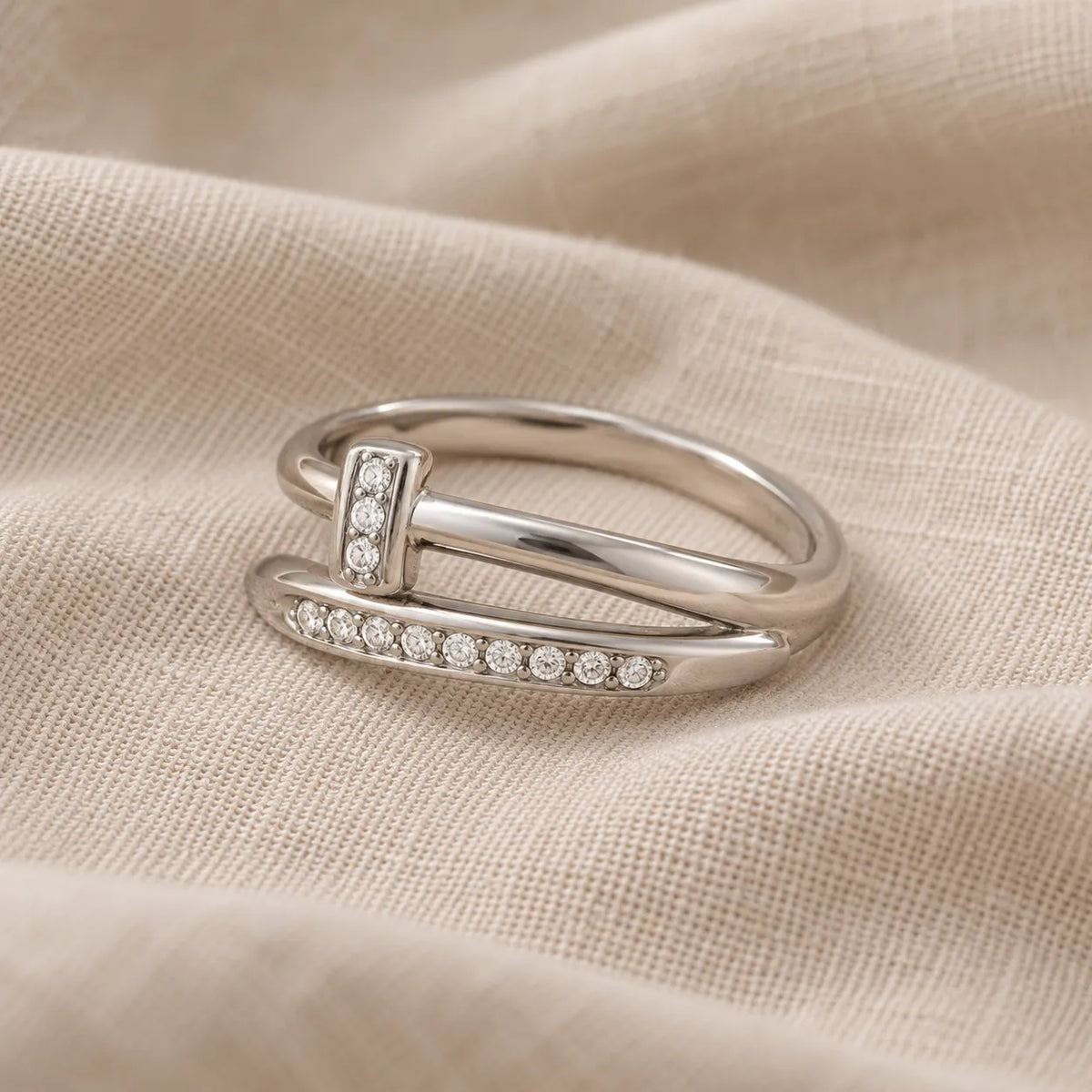 Anillo cruzado de circonita y oro blanco