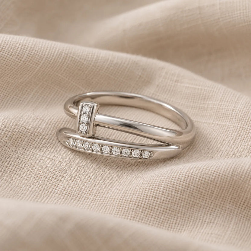 Anillo cruzado de circonita y oro blanco