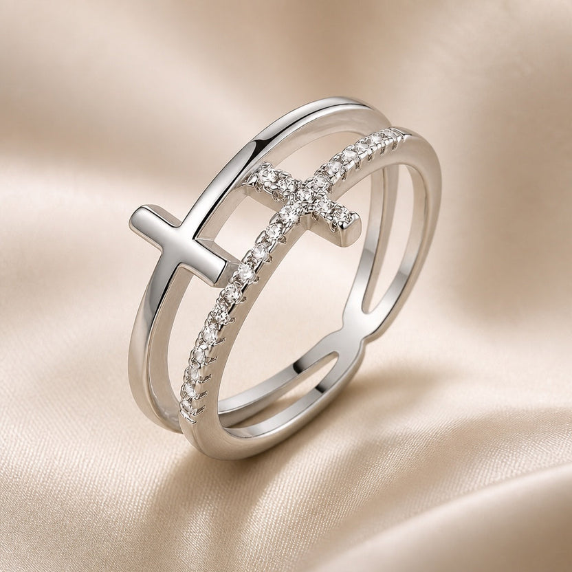 Anillo de oro blanco de doble capa con cruz de circonita