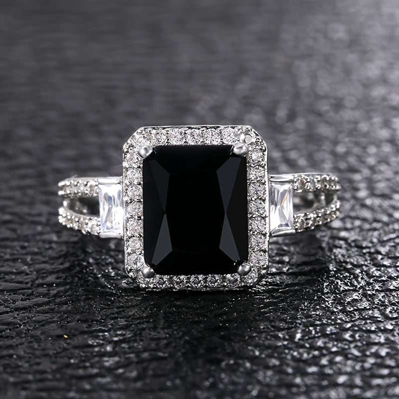 Anillo llamativo de ónix con circonita cuadrada
